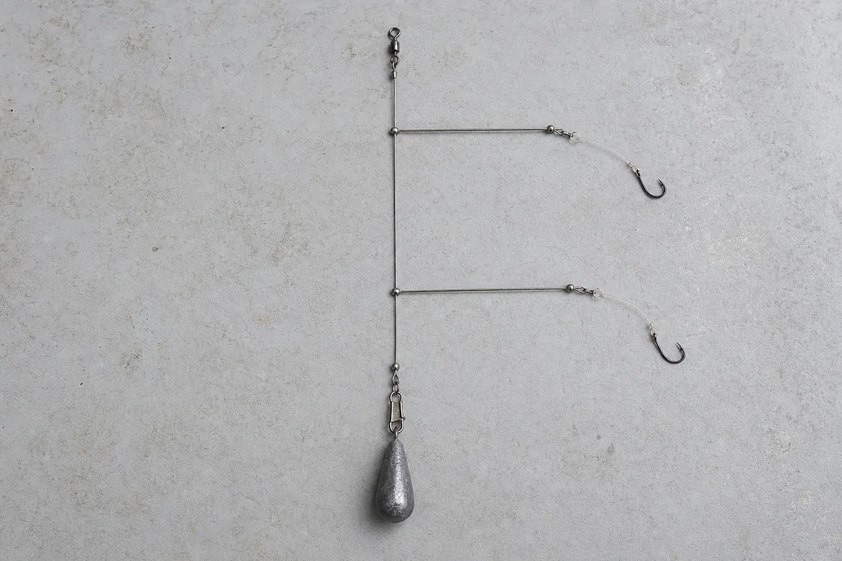 Wire-spreader top-and-bottom rig with two hook arms and a bottom bank sinker